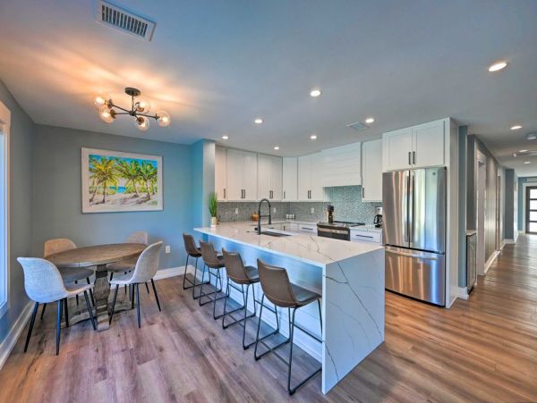 Naples Oasis: Stylish Retreat with Private Pool Sleeps Eight