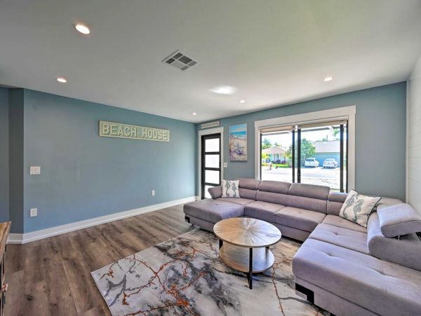 Naples Oasis: Stylish Retreat with Private Pool Sleeps Eight