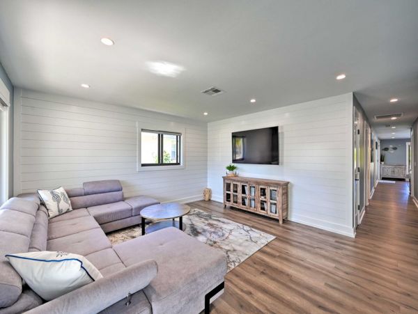 Naples Oasis: Stylish Retreat with Private Pool Sleeps Eight