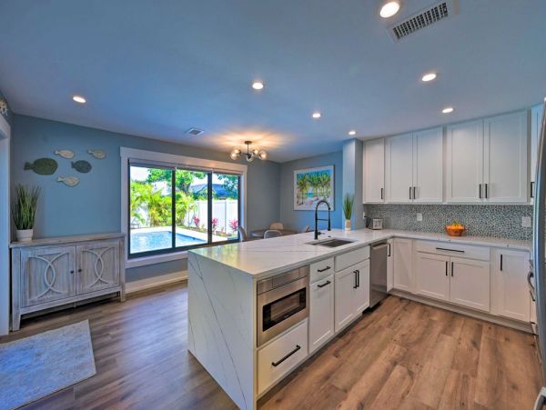 Naples Oasis: Stylish Retreat with Private Pool Sleeps Eight
