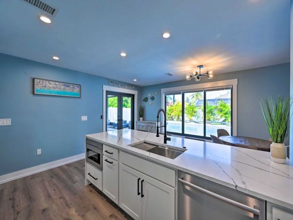 Naples Oasis: Stylish Retreat with Private Pool Sleeps Eight
