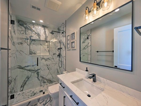 Naples Oasis: Stylish Retreat with Private Pool Sleeps Eight