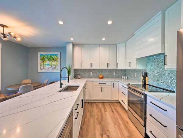 Naples Oasis: Stylish Retreat with Private Pool Sleeps Eight