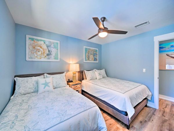 Naples Oasis: Stylish Retreat with Private Pool Sleeps Eight