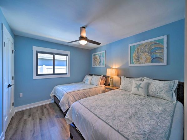 Naples Oasis: Stylish Retreat with Private Pool Sleeps Eight