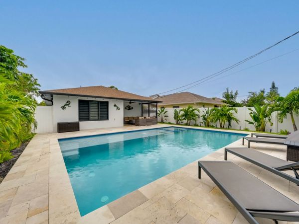 Naples Oasis: Stylish Retreat with Private Pool Sleeps Eight