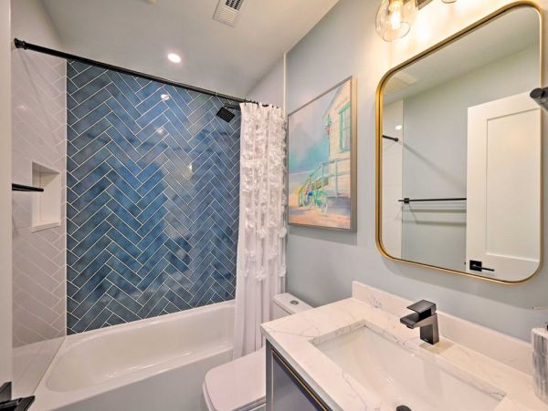 Naples Oasis: Stylish Retreat with Private Pool Sleeps Eight