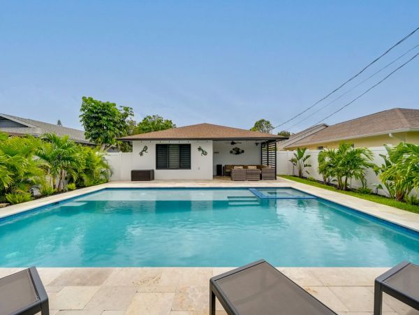 Naples Oasis: Stylish Retreat with Private Pool Sleeps Eight