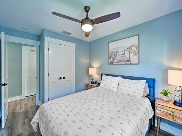 Naples Oasis: Stylish Retreat with Private Pool Sleeps Eight