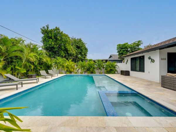 Naples Oasis: Stylish Retreat with Private Pool Sleeps Eight