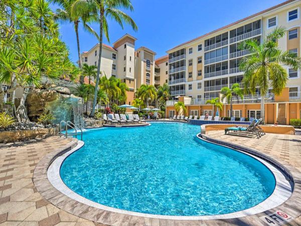 Naples Vacation Condo Three Bedroom Walk to Beach