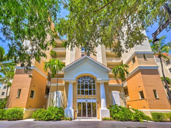 Naples Vacation Condo Three Bedroom Walk to Beach