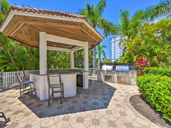 Naples Vacation Condo Three Bedroom Walk to Beach