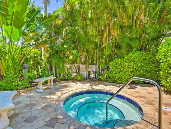 Naples Vacation Condo Three Bedroom Walk to Beach