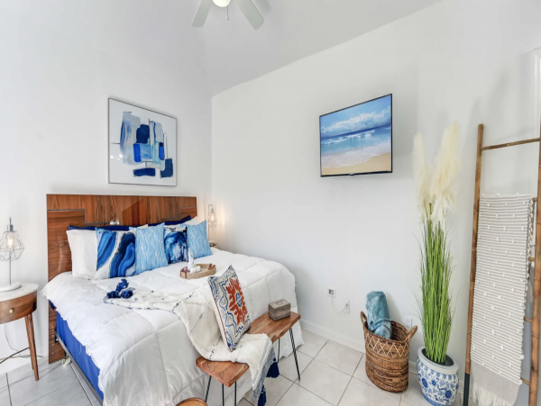 Posh New Naples Vacation Home Wonderful Interior & Pool  Oasis