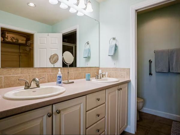 Charming Two Bedroom Vacation Condo in Rotonda West Sleeps 7