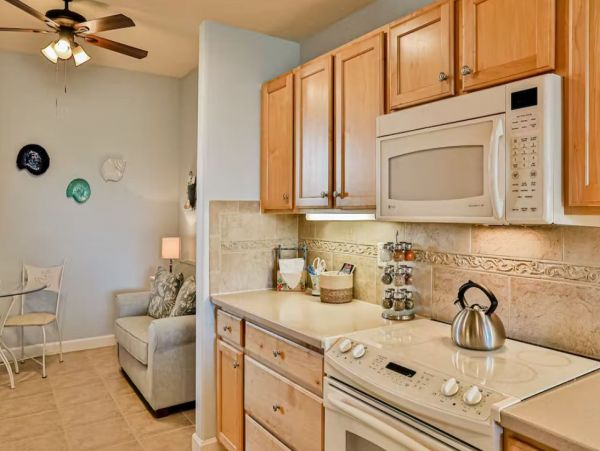 Charming Two Bedroom Vacation Condo in Rotonda West Sleeps 7