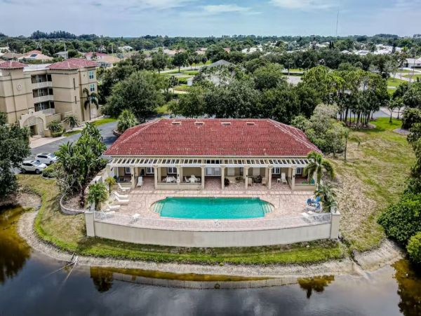 Charming Two Bedroom Vacation Condo in Rotonda West Sleeps 7