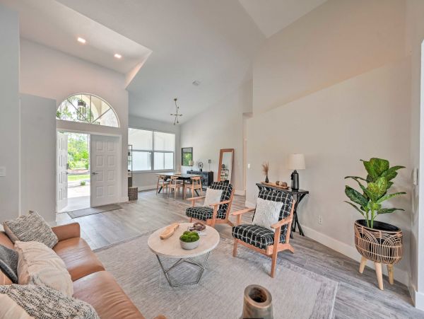 Luxury Vacation Rental in Naples: Sunshine Awaits You!