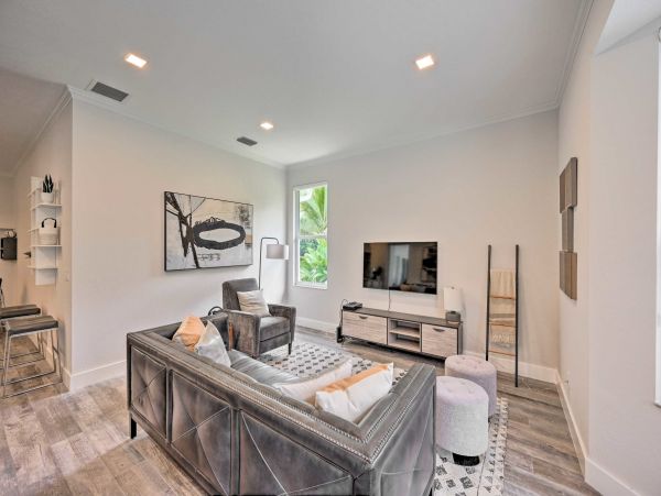Luxury Vacation Rental in Naples: Sunshine Awaits You!