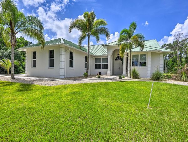Luxury Vacation Rental in Naples: Sunshine Awaits You!