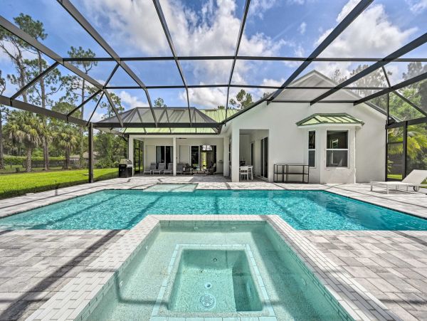 Luxury Vacation Rental in Naples: Sunshine Awaits You!