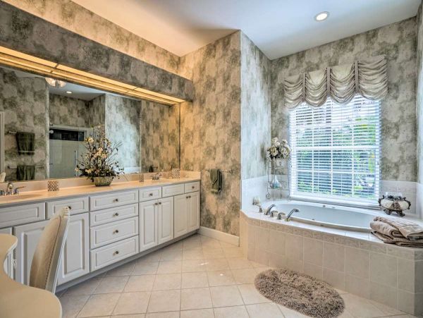 Lakefront 4 Bedroom Vacation Rental in Naples