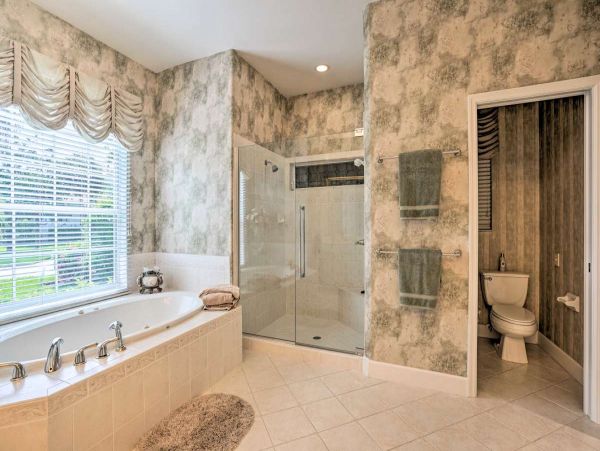 Lakefront 4 Bedroom Vacation Rental in Naples