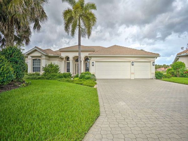 Lakefront 4 Bedroom Vacation Rental in Naples