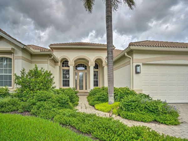 Lakefront 4 Bedroom Vacation Rental in Naples