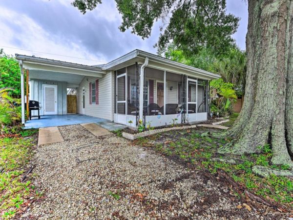 Two Bedroom Home with Pool & Sleeps 6 Guests