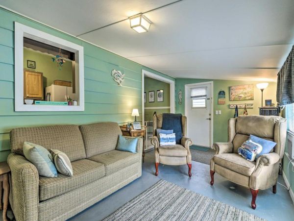 Two Bedroom Home with Pool & Sleeps 6 Guests