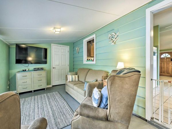Two Bedroom Home with Pool & Sleeps 6 Guests
