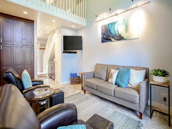 Lahaina Vacation  Two Level Condo Three Bedroom Walk to Beach