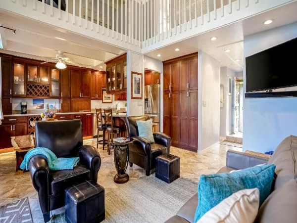 Lahaina Vacation  Two Level Condo Three Bedroom Walk to Beach