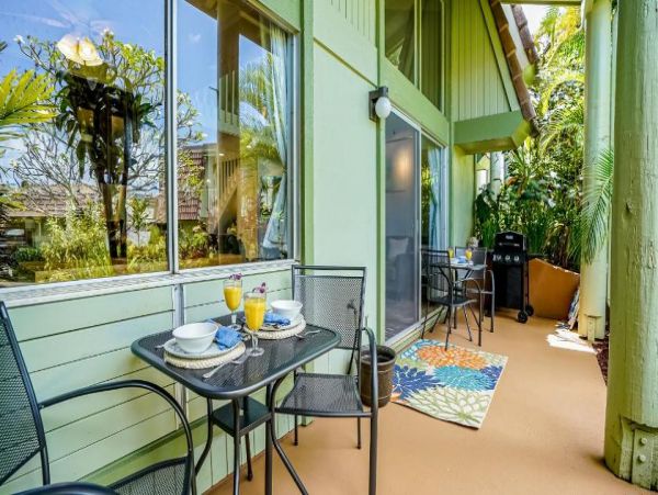 Lahaina Vacation  Two Level Condo Three Bedroom Walk to Beach