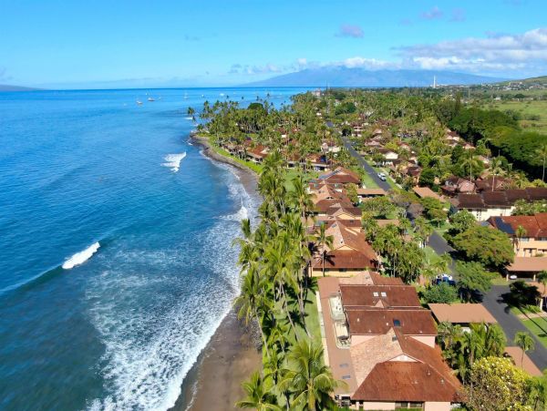 Lahaina Vacation  Two Level Condo Three Bedroom Walk to Beach