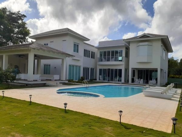 Gorgeous 8 Bedroom Home with Pool & Spa