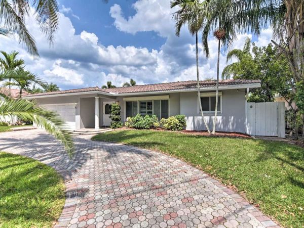 Canalfront Four Bedroom Vacation Home with Private Pool & Boat Dock