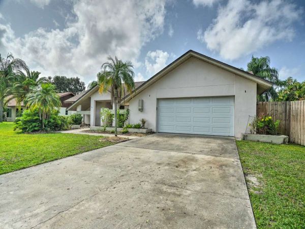 Fort Myers Vacation Home with Private Pool Sleeps 6