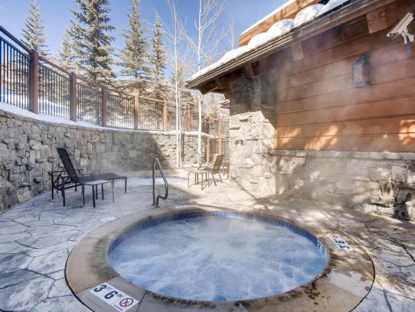 Beautiful Ski In/Ski Out Home with 4 Bedrooms + Den & Mountain Views