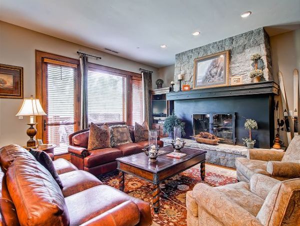 Beautiful Ski In/Ski Out Home with 4 Bedrooms + Den & Mountain Views