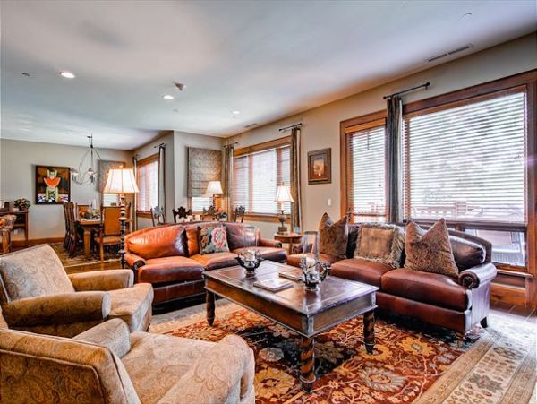 Beautiful Ski In/Ski Out Home with 4 Bedrooms + Den & Mountain Views