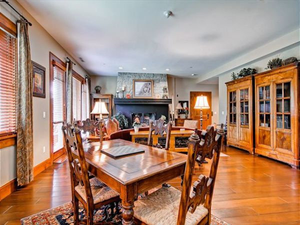 Beautiful Ski In/Ski Out Home with 4 Bedrooms + Den & Mountain Views