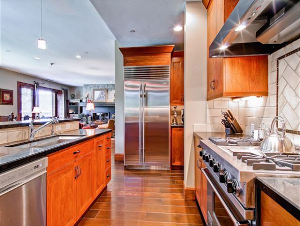 Beautiful Ski In/Ski Out Home with 4 Bedrooms + Den & Mountain Views