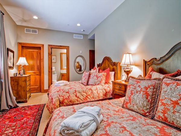 Beautiful Ski In/Ski Out Home with 4 Bedrooms + Den & Mountain Views