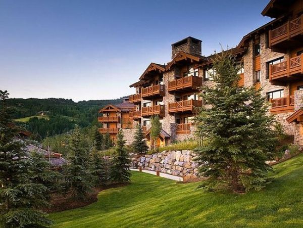Beautiful Ski In/Ski Out Home with 4 Bedrooms + Den & Mountain Views