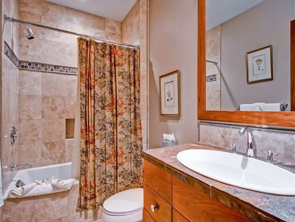 Beautiful Ski In/Ski Out Home with 4 Bedrooms + Den & Mountain Views