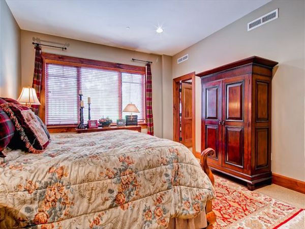 Beautiful Ski In/Ski Out Home with 4 Bedrooms + Den & Mountain Views