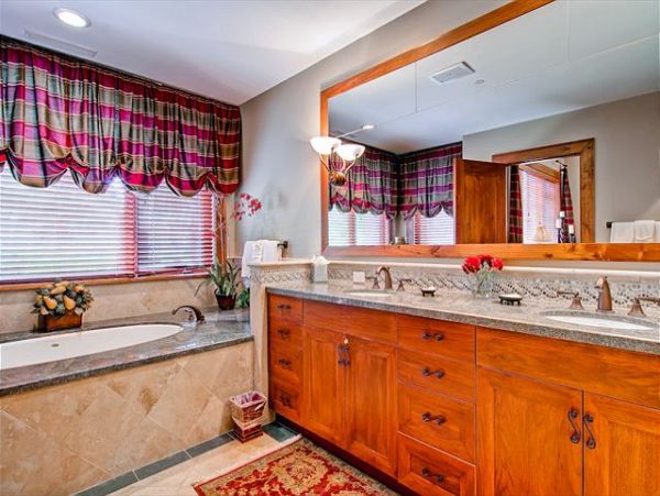 Beautiful Ski In/Ski Out Home with 4 Bedrooms + Den & Mountain Views